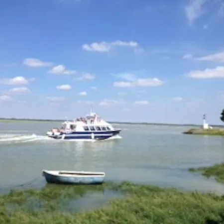 Authentique Maison De Pecheur Entre-terre & Avec Un Poele A Bois A Disposition *